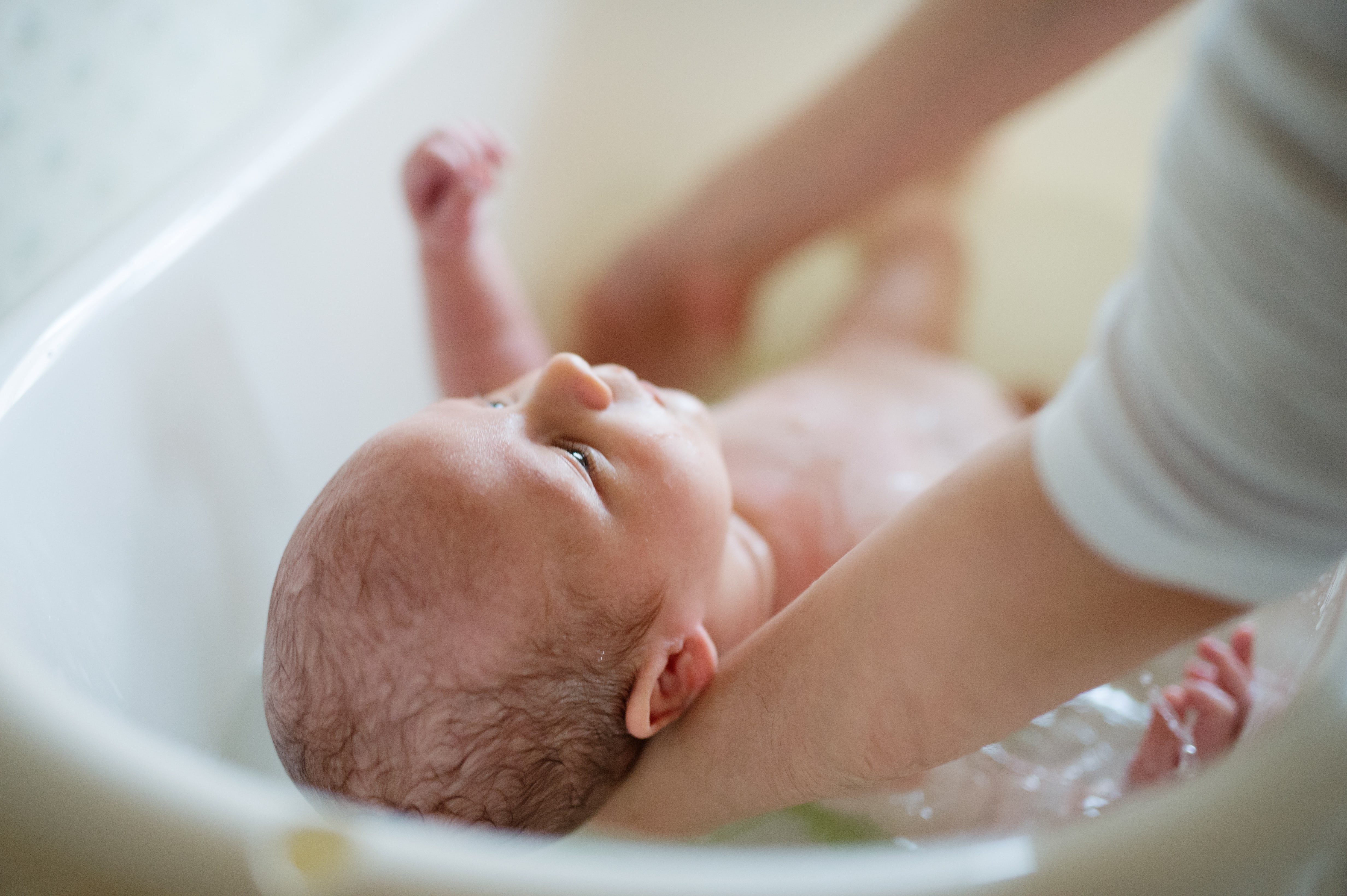Первая гигиеническая ванна. Пуканье новорожденного. Купание малыша. Купание новорожденного ребенка. Гигиенические ванны для новорожденных.
